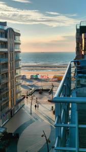 ein Blick auf den Strand vom Balkon eines Gebäudes in der Unterkunft Sea-scape - De Panne - spacieux appartement très bien situé avec vue sur mer in De Panne