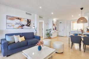 Posedenie v ubytovaní Marina XI Enjoy the Sun, Sea Views, Pools & BBQ Steps from the Beach in Mijas Costa & Fuengirola
