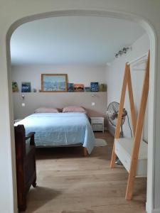 Ένα ή περισσότερα κρεβάτια σε δωμάτιο στο Giverny, Cosy studio au vert