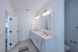 Vannituba majutusasutuses 5 Star 4/3 sleeps 16 with Arcade GAME ROOM & POOL! +22 fotot