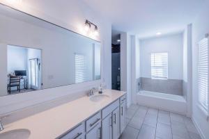 Vannituba majutusasutuses 5 Star 4/3 sleeps 16 with Arcade GAME ROOM & POOL!