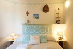 En eller flere senge i et værelse på Cala Granu Vista Mare Private Parking and Pool