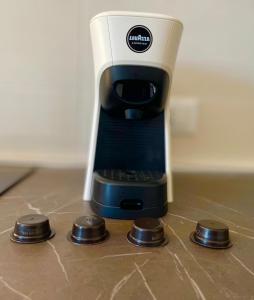 サン・ヴィート・キエティーノにあるBorgo Ninni - CASA MATYのコーヒーメーカー(四つのボタンがあるカウンターの上に座る)