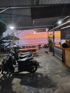 Gallery image of The view padang, Amazing view, 8 mins Mentawai fast ferry, cold beer,close to restaurants in Padang