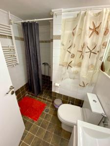 een badkamer met een toilet en een douche bij Cozy Apartment View Pasalimani in Piraeus