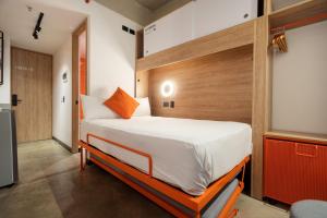 Postel nebo postele na pokoji v ubytování Indie Universe Creative Hotel