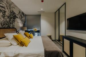 Postel nebo postele na pokoji v ubytování Mercury Tower 5-Star St Julians + 16 fotografií