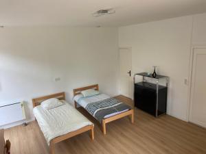 a room with two beds and a desk in it at Studio 25m 2 lits in Gauriaguet