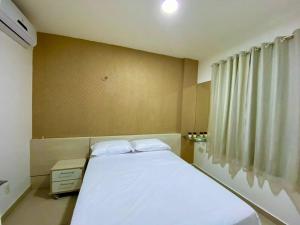 sypialnia z białym łóżkiem i oknem w obiekcie VG Fun Fortaleza - Apartamento de Temporada na Praia do Futuro w mieście Fortaleza +48 zdjęć