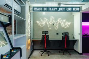 TV a/nebo společenská místnost v ubytování Indie Universe Creative Hotel