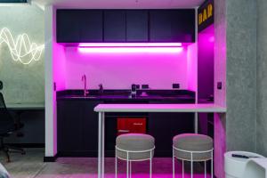 Kuchyň nebo kuchyňský kout v ubytování Indie Universe Creative Hotel