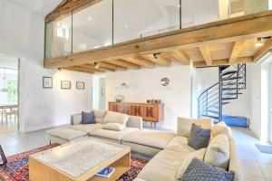 ein Wohnzimmer mit Sofa und Tisch in der Unterkunft Maison "Chalet Concept" 6 pers à 10min Puy du Fou in La Gaubretière