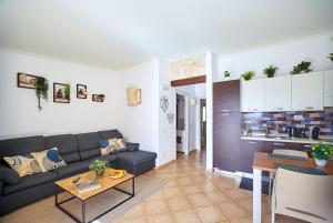 una sala de estar con un sofá y una mesa en Tropical Miradouro, en Santa Maria