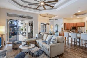 ein Wohnzimmer mit Sofa und Tisch in der Unterkunft The Play & Stay Villa in Matlacha