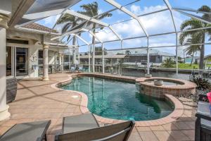 einen Pool in einem Haus mit Glasdecke in der Unterkunft The Play & Stay Villa in Matlacha