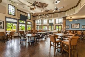 un ristorante con tavoli, sedie e finestre di Villa Bonita Sol a Naples