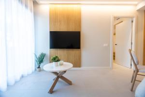 Fels Apartments的电视和/或娱乐中心