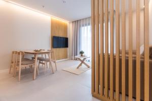 Fels Apartments的电视和/或娱乐中心