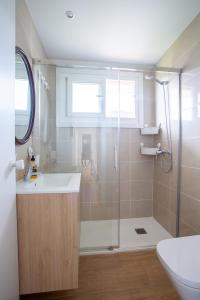 une salle de bain avec douche, lavabo et toilettes dans l'établissement Apartamento Urdaibai Busturia cerca de la playa, à Busturia 20 autres photos