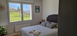 une chambre avec un lit avec deux paires de chaussures dessus dans l'établissement Apartamento Urdaibai Busturia cerca de la playa, à Busturia