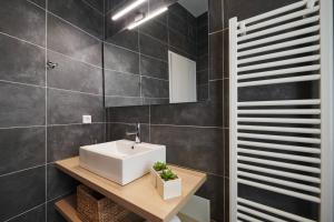 Kúpeľňa v ubytovaní Ma Maison Acropolis Mansion,3bdr Suite N6,400mbps
