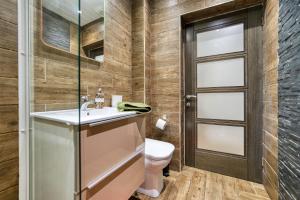 un baño con lavabo e inodoro en Spacious 4 Bedroom Apt Near West End Glasgow, en Glasgow