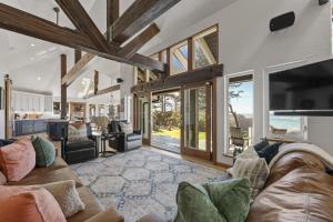 Χώρος καθιστικού στο Pirate Cove Retreat (Main Home & Cottage)