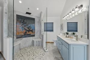 Ένα μπάνιο στο Pirate Cove Retreat (Main Home & Cottage) +74 φωτογραφίες