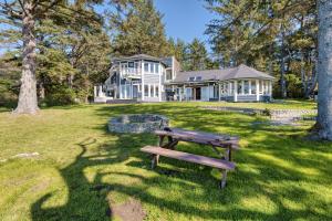 Κήπος έξω από το Pirate Cove Retreat (Main Home & Cottage)