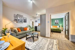 una sala de estar con un sofá y una mesa en Spacious 4 Bedroom Apt Near West End Glasgow, en Glasgow