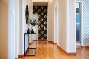 un couloir avec un miroir et des vases sur une table dans l'établissement Ma Maison No7 Acropolis View Mansion, Roof Garden, à Athènes