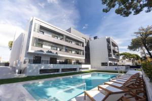 卡斯特尔德费尔斯Fels Apartments的带游泳池的建筑外观