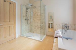 Un baño con ducha, bañera y lavabo. en Orchard Lodge, en Lytham St Annes 13 fotos más