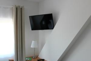 TV a/nebo společenská místnost v ubytování Hotel und Restaurant "Zur Zwiebel"