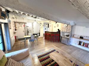 Η κουζίνα ή μικρή κουζίνα στο Toits Vieil Aix - Appartement de charme avec terrasse d'exception centre ville historique proche Cardeurs Et Mairie