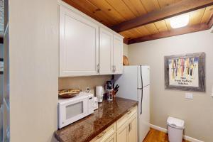Kuchyň nebo kuchyňský kout v ubytování Delightful Atelier Getaway