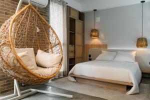 Postel nebo postele na pokoji v ubytování Indie Universe Creative Hotel