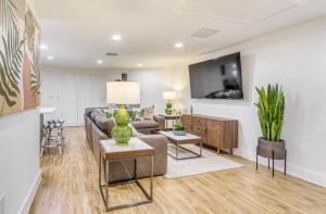 Near Parks, Golf and More Peaceful Apt in Clermont!的电视和/或娱乐中心