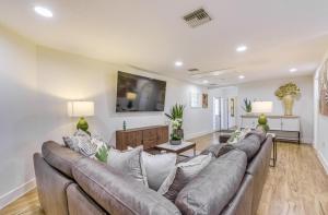 克莱蒙Near Parks, Golf and More Peaceful Apt in Clermont!的一个带大沙发的大客厅
