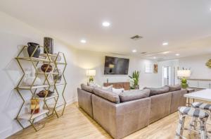 克莱蒙Near Parks, Golf and More Peaceful Apt in Clermont!的带沙发和桌子的客厅