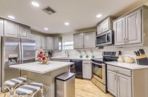 Near Parks, Golf and More Peaceful Apt in Clermont!的厨房或小厨房