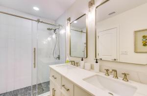 克莱蒙Near Parks, Golf and More Peaceful Apt in Clermont!的带水槽和淋浴的浴室