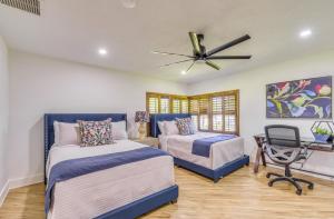 克莱蒙Near Parks, Golf and More Peaceful Apt in Clermont!的带两张床和吊扇的卧室
