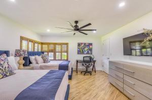 克莱蒙Near Parks, Golf and More Peaceful Apt in Clermont!的带两张床和一张沙发的卧室