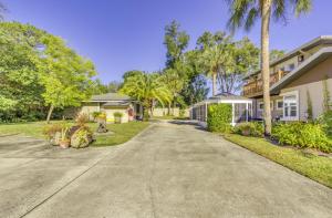 克莱蒙Near Parks, Golf and More Peaceful Apt in Clermont!的棕榈树屋的车道