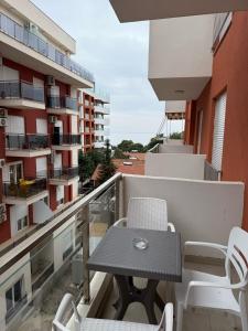 Rõdu või terrass majutusasutuses Guest APARTAMENTS SHENGJIN