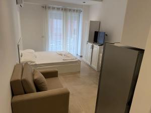 Televiisor ja/või meelelahutuskeskus majutusasutuses Guest APARTAMENTS SHENGJIN