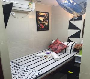 Un pat sau paturi într-o cameră la Skycity Hostel