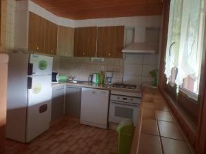 Kuchyň nebo kuchyňský kout v ubytování Les Logettes appartements dans ancienne ferme rénovée
