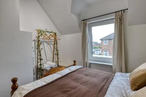 a bedroom with a bed and a large window at Comfortable 2 Bedroom Cottage with Driveway and Pet Friendly Stay in Partington